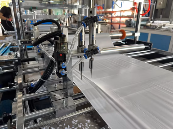 Máquina de fazer sacos de fita com cordão e sobreposição intercalada, pedaço por pedaço de saco em máquina de fazer rolo